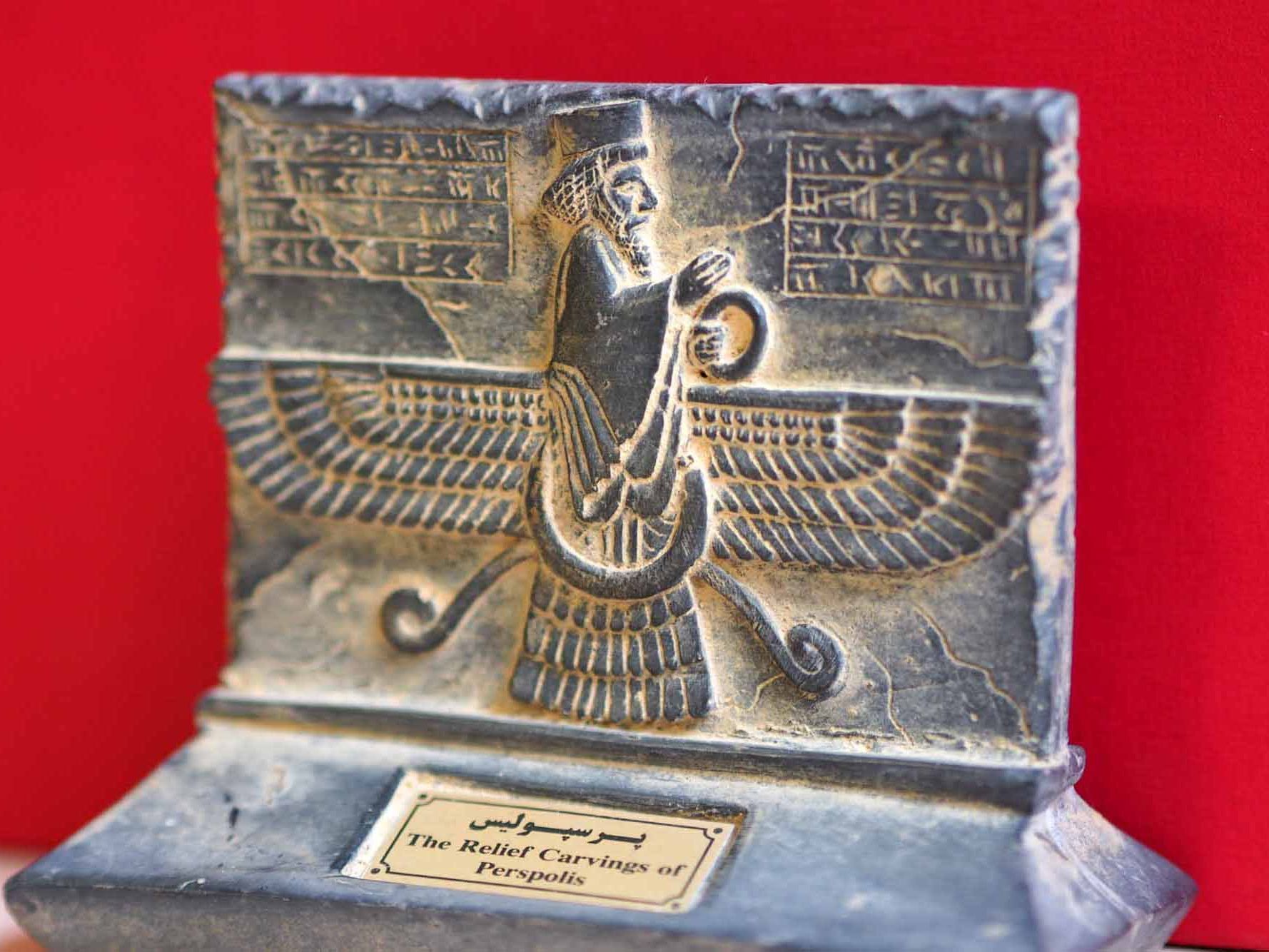 Der persische Gott Ahuramazda (5. Jh. v. Chr.). Unter den Persern wurde das biblische Volk von der babylonischen Herrschaft befreit und lebte 200 Jahre in relativer Ruhe. In dieser Zeit bekamen weite Teile des Alten Testaments ihre Endgestalt.
