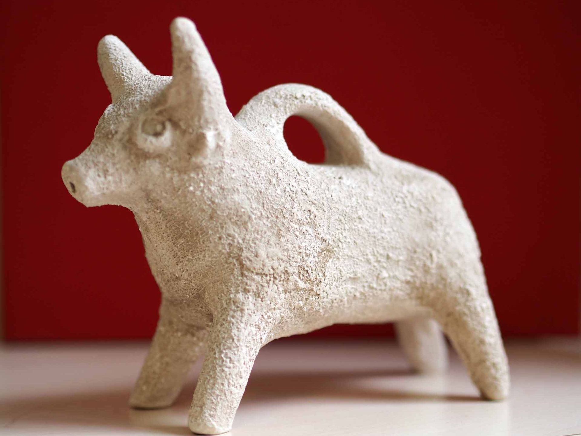 Replik einer Stierfigurine (13. Jh. v. Chr.). Die Stierverehrung ist in der Bibel vielfältig präsent: Die Geschichte vom Tanz um das Goldene Kalb (Ex 32) macht deutlich, dass solches Verhalten als mit dem Bilderverbot unvereinbarer Götzendienst galt.