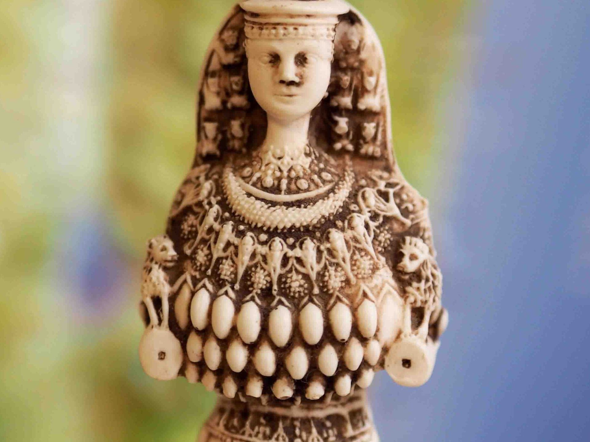 Artemis-Kultbild (2. Jh. n. Chr.). Artemis wurde in Gebeten als Erlöserin und Königin angesprochen, mit Titeln, die Christen für Jesus Christus reservierten. Ihr im Mittelmeerraum verbreiteter Kult war eine Herausforderung für das junge Christentum.